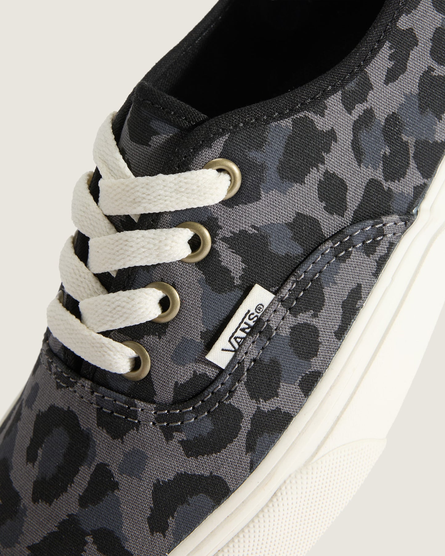 Authentic  VN000D6GHR0